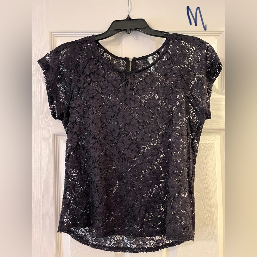 lReckless Hearts Black Floral Cutout Short Sleeve Shirt Blouse. Medium.